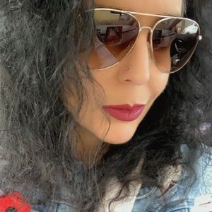 Meet your Posher, Angela